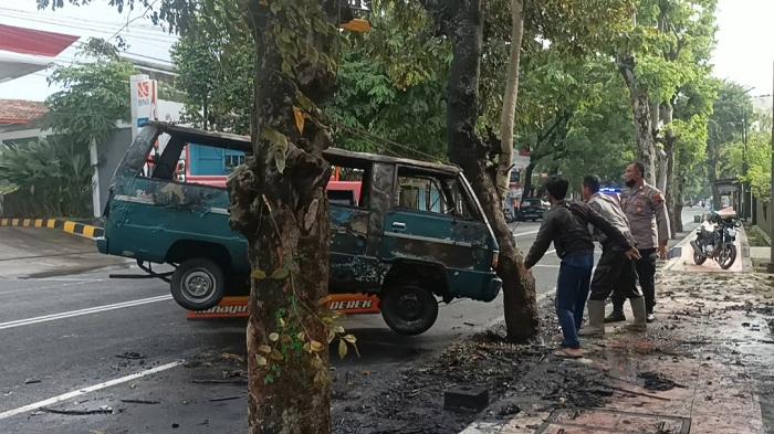 Sopir Tak Matikan Mesin, Mobil L300 Terbakar saat Mengisi BBM di SPBU Jenderal Sudirman Kudus