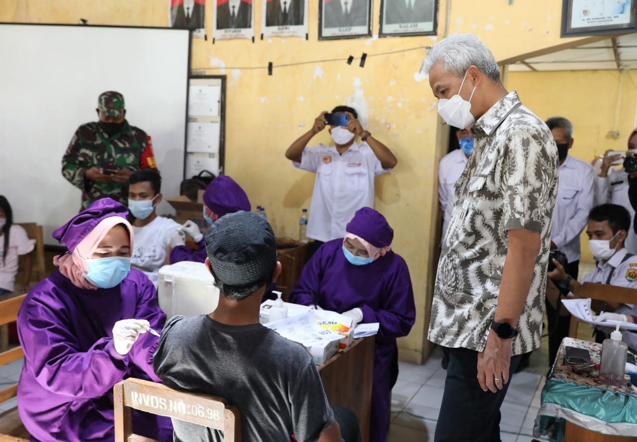 ganjar-berkunjung-ke-grobogan-untuk-memantau-percepatan-vaksinasi.jpg