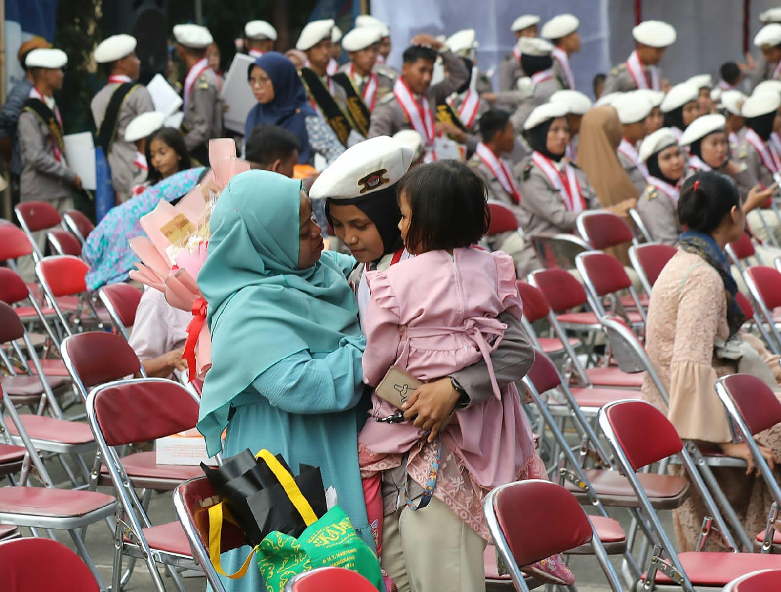 Gubernur Ganjar Terakhir Mewisuda Siswa Lulusan SMKN Jateng: Mengharukan!