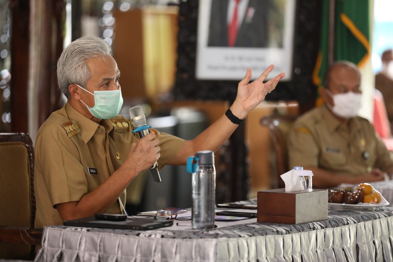 ganjar-kemudian-menggelar-rapat-terbuka-di-pendopo-banjarnegara.jpg