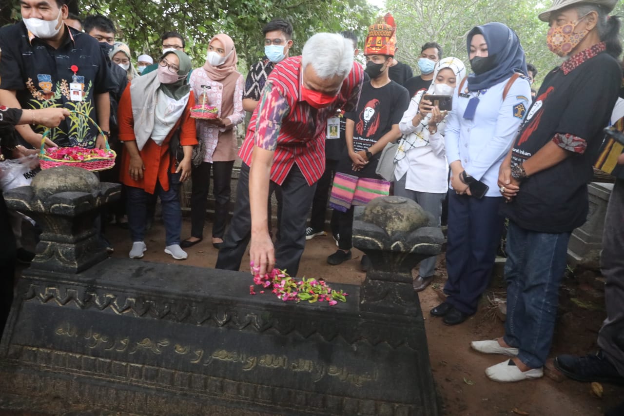 ganjar-pranowo-tergerak-untuk-ziarah-ke-makam-pocut-meurah-intan-selasa-911.jpg