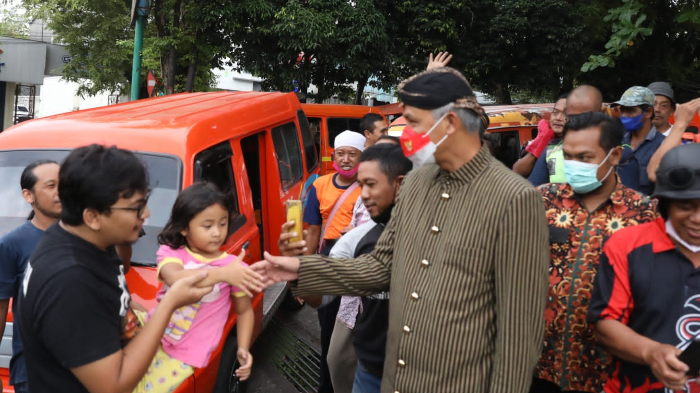 ganjar-usai-berdialog-dengan-sopir-angkot-boyolali.jpg