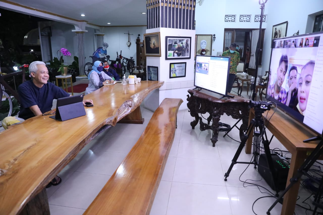 gubernur-jateng-menyapa-melalui-zoom-di-rumah-dinasnya-minggu-1010-malam.jpg