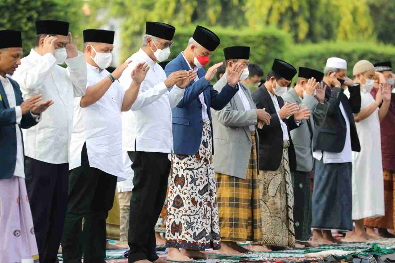 gubernur-jawa-tengah-ganjar-pranowo-melaksanakan-salat-idul-fitri-di-lapangan.jpg