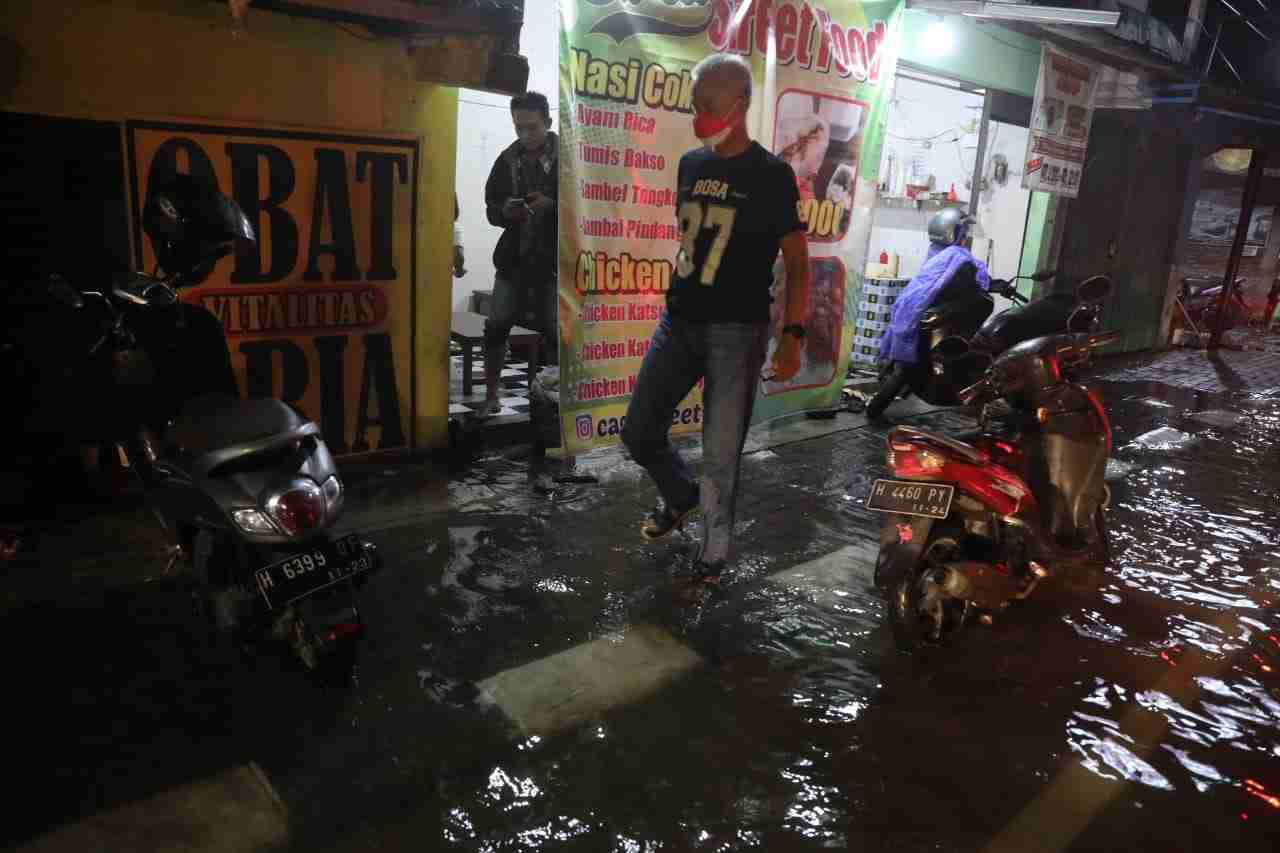 gubernur-jawa-tengah-ganjar-pranowo-melewati-malam-tahun-baru-dengan-meninjau-banjir.jpg