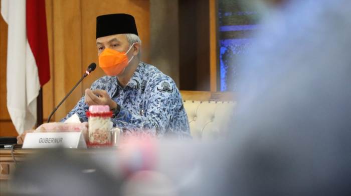 gubernur-jawa-tengah-ganjar-pranowo-saat-rapat-kerja-di-kantor-gubernur-senin-1812021.jpg