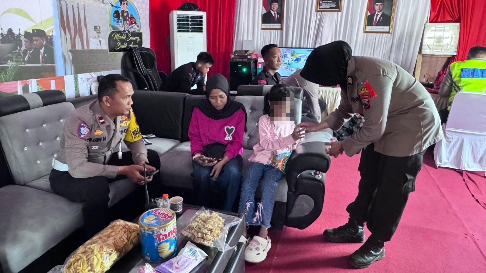 ibu-dan-anak-terpisah-saat-di-rest-area-jalan-tol-batang-semarang-di-pekalongan.jpg