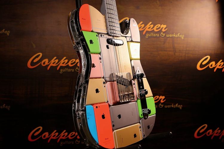 Satu-satunya di Dunia! Gitar Unik Karya Seniman Rusia, Terdiri dari 106 iPhone Plus 1 iPad