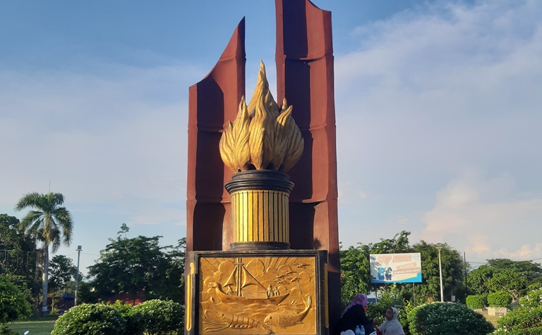 ikon-cilacap-tugu-alun-alun-kroya-kabupaten-cilacap.jpg