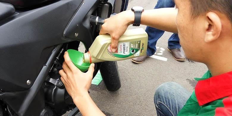 Sepeda Motor Jarang Digunakan saat Pandemi Corona? Kapan Waktu yang Tepat Ganti Oli?