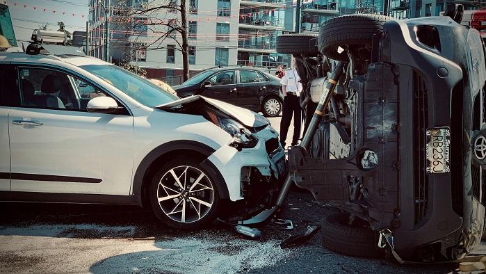 ilustrasi-kecelakaan-mobil-tabrakan-hingga-terguling.jpg