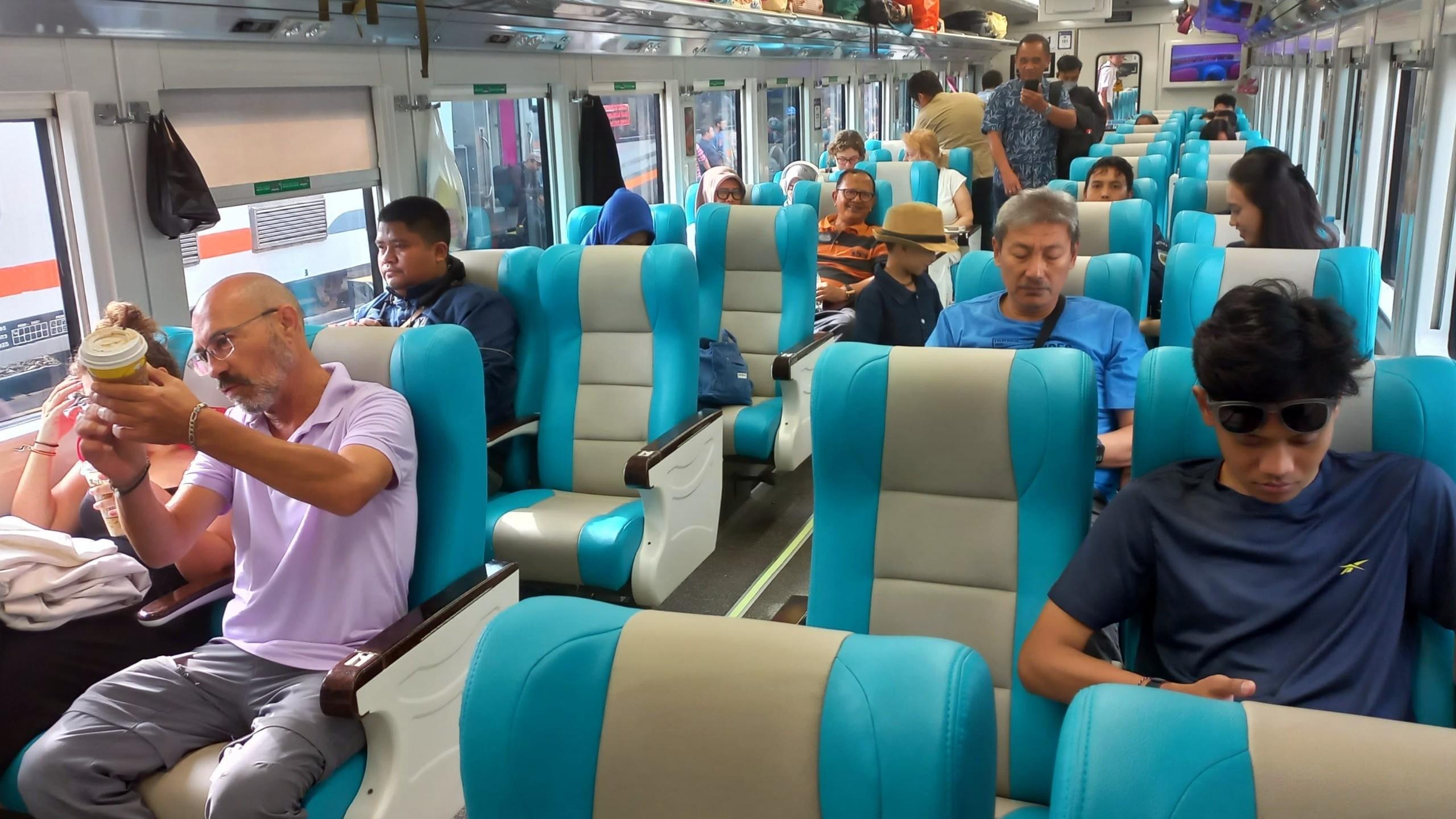 ilustrasi-kelas-eksekutif-kereta-api-penumpang-kereta.jpg