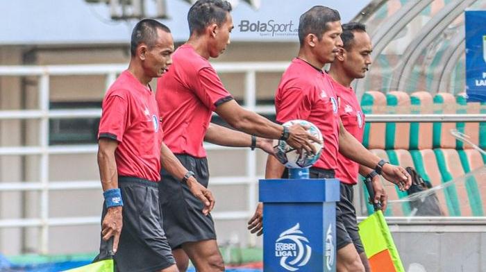ilustrasi-wasit-bersiap-memimpin-pertandingan-wasit-liga-1.jpg