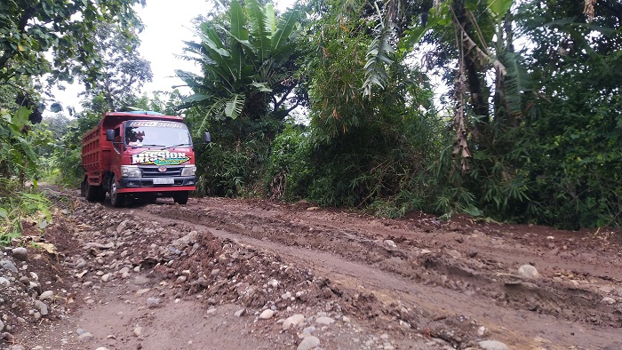 jalan-berlumpur-yang-menghubungkan-desa-sidomakmur-kecamatan-kaliwungu-selatan.jpg