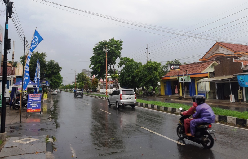 jalan-gatot-subroto-cilacap-tambah-basah-setelah-diguyur-hujan-pada-kamis-312020.jpg