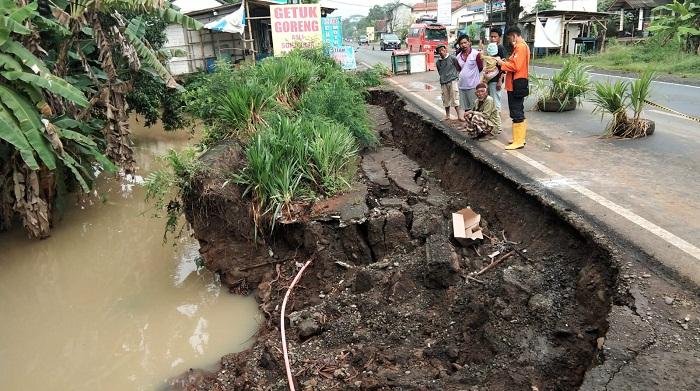Bahu Jalan Ambrol Tergerus Arus Sungai, Jalur Yogyakarta-Bandung di Banyumas Diberlakukan Buka Tutup