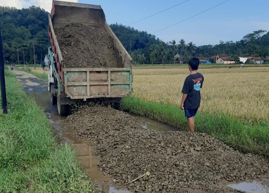 jalan-rusak-purwojati-banyumas.jpg