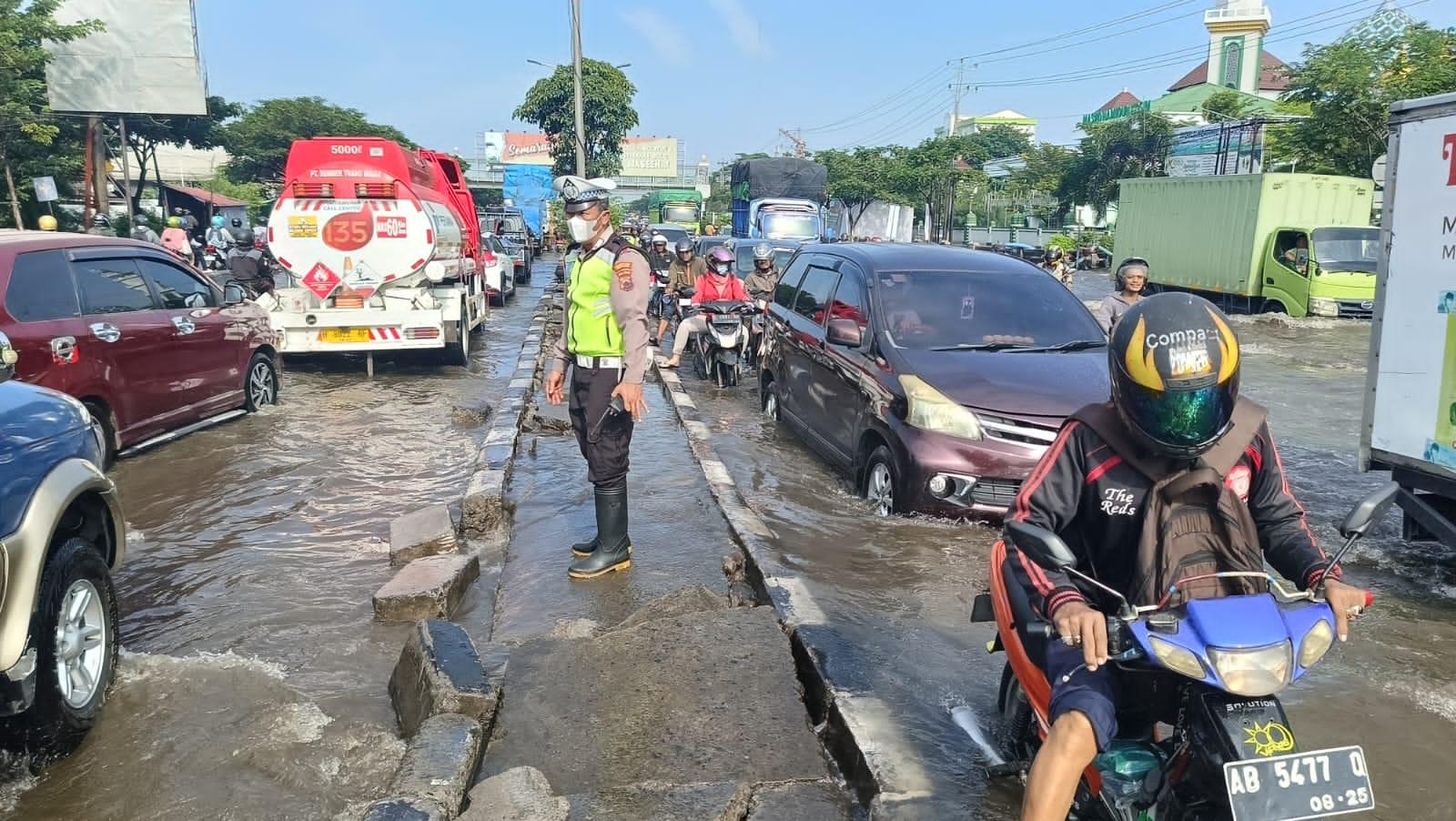 jalur-mudik-dialihkan-ke-jalur-alternatif-karena-banjir-di-genuk-semarang.jpg