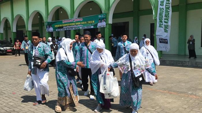 jemaah-calon-haji-demak-bersiap-menuju-asrama-haji-donohudan-boyolali-selasa-2352023.jpg