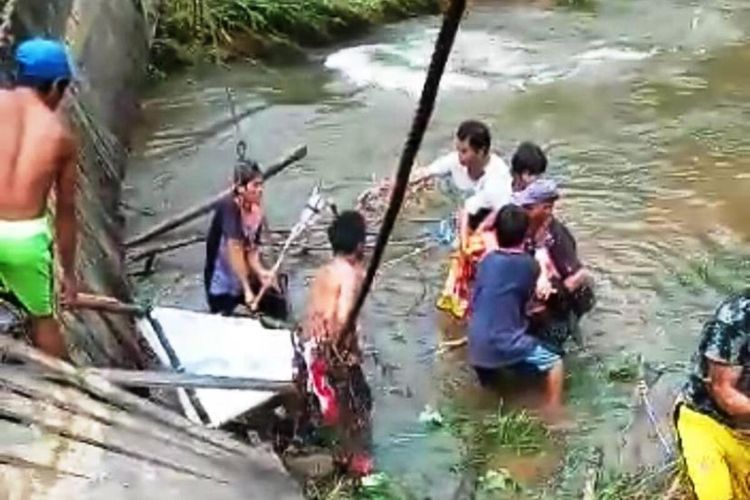 Memilukan, Ditandu Mau Diobatkan Elisa Tewas Tercebur Sungai, Jembatan Gantung yang Dilalui Putus