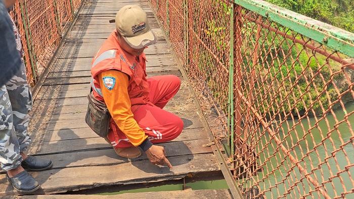jembatan-penghubung-Desa-Sidabowa-Desa-Karanganyar-banyumas-ditutup-total-karena-rapuh.jpg