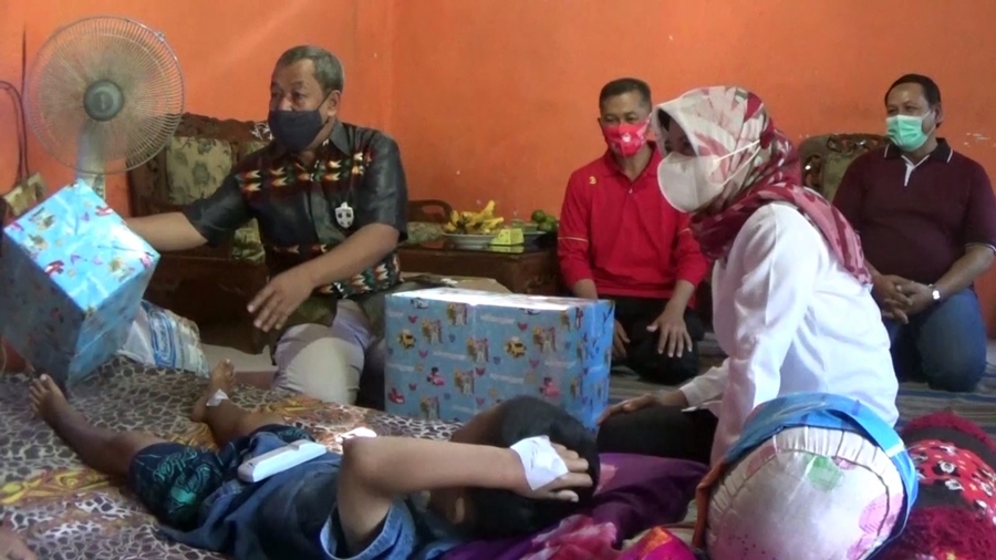 jenguk-korban-pembacokan-di-kebumen.jpg