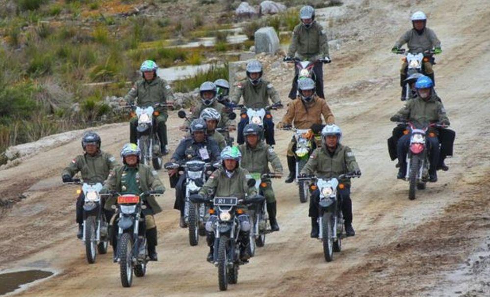 Aksi Jokowi Naik Trail Bikin Deg-degan Paspampres, Bermotor Lintasi Sarang OPM di Wamena