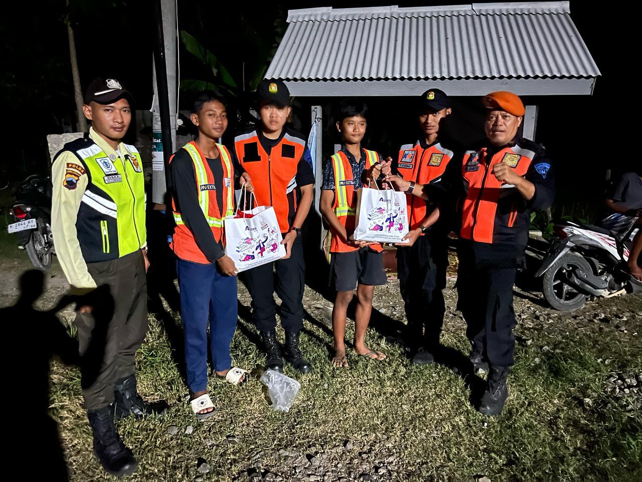 KAI DAOP 4 Bagikan 104 Sembako Petugas Penjaga Perlintasan Sebidang Swadaya