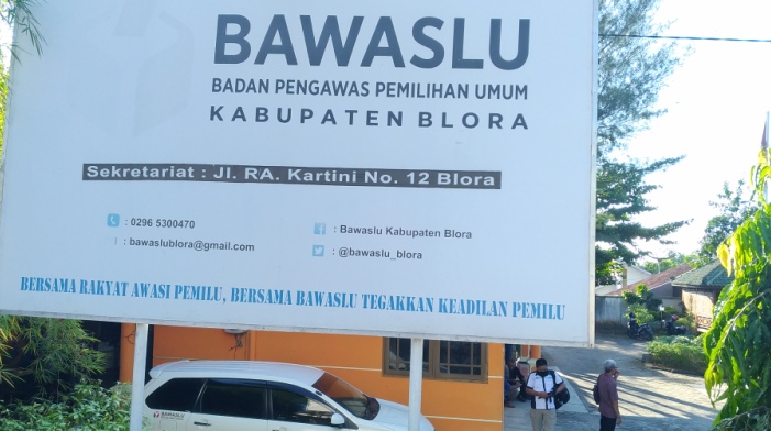 Ada Kalender Bergambar Sang Istri di Bantuan Korban Angin Ribut, Bupati Blora Dilaporkan ke Bawaslu