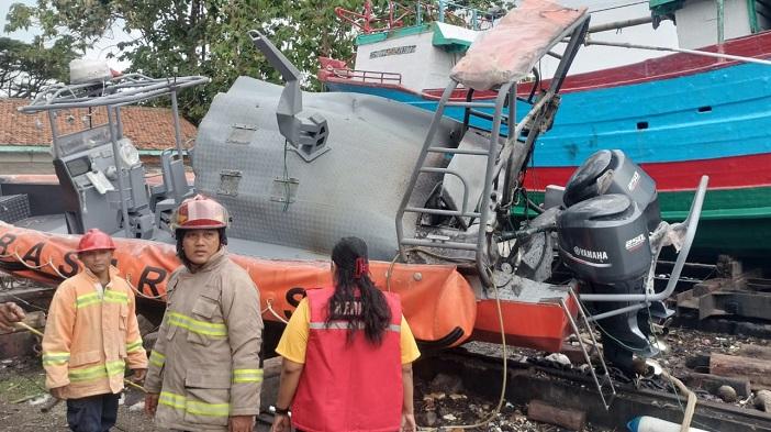 kapal-basarnas-cilacap-meledak-dan-terbakar-di-pelabuhan-sleko-cilacap-jumat-13122024.jpg