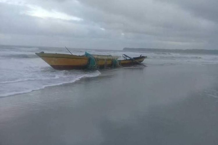 kapal-motor-km-selgabadan-kamar-jaya-yang-tenggelam-di-perairan-laut-aru.jpg