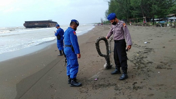 kapal-tongkang-dan-pandu-terdampar-di-pantai-kaliprau-ulujami-pemalang-minggu-3112021.jpg