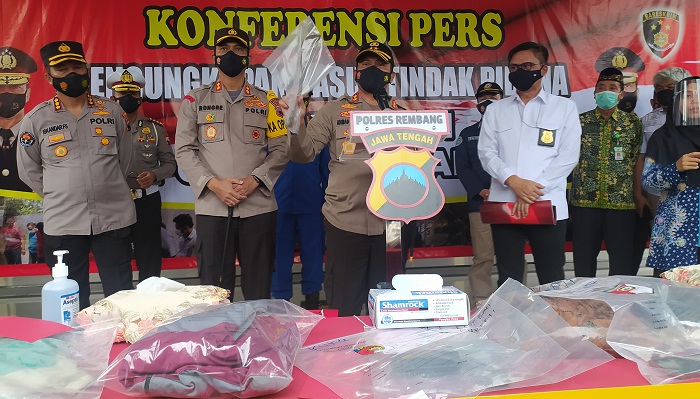 kapolda-jateng-irjen-pol-ahmad-luthfi-menunjukkan-barang-bukti-pembunuhan-dalang-rembang.jpg