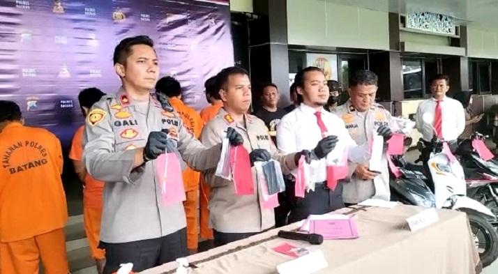 kapolres-batang-akbp-saufi-salamun-menunjukkan-barang-bukti-pencurian-motor.jpg