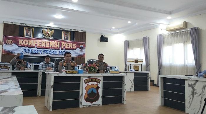 kapolres-tegal-kota-akbp-rahmad-hidayat-memberi-pernyataan-soal-anggota-selingkuh.jpg