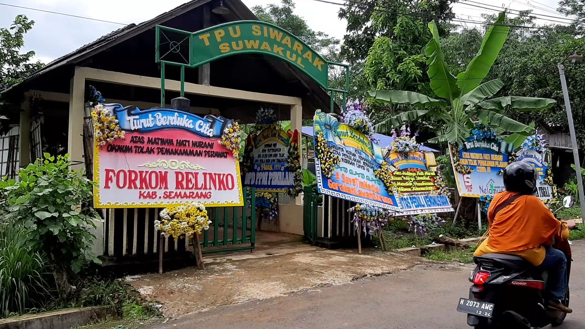 karangan-bunga-di-tpu-suwakul-bandarjo-ungaran-barat.jpg