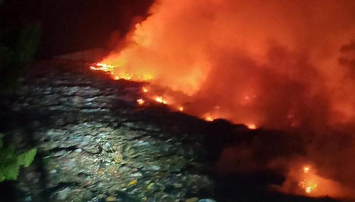 kebakaran-sampah-di-tpa-muarareja-kota-tegal-sabtu-292023-malam.jpg