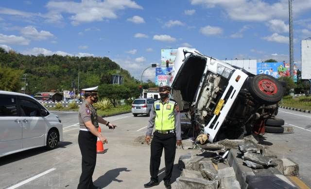 kecelakaan-di-dekat-exit-tol-bawen.jpg