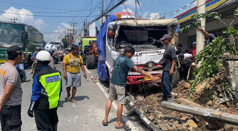BREAKING NEWS: Tabrakan Truk Molen Vs Jazz Ungaran Semarang, Tembok Rumah Warga Hancur