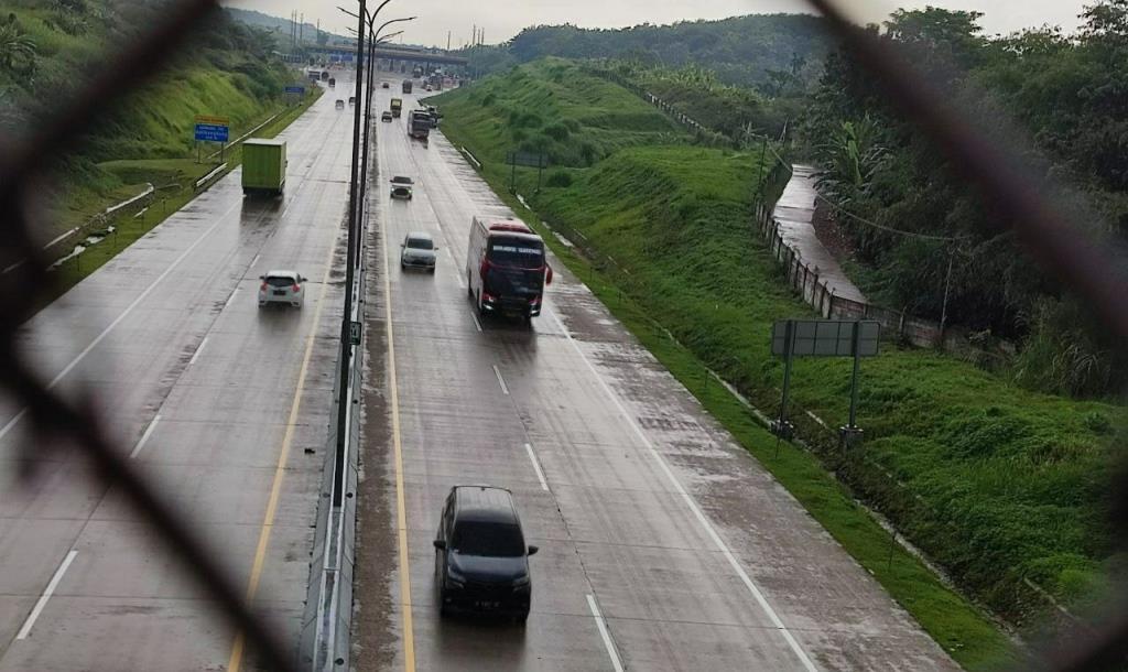 kendaraan-melintas-saat-hujan-di-tol-semarang.jpg