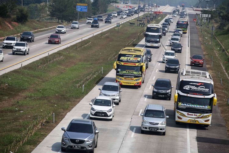 kendaraan-pemudik-dari-arah-jakarta-melewati-jalan-tol-jakarta-cikampek-d.jpg