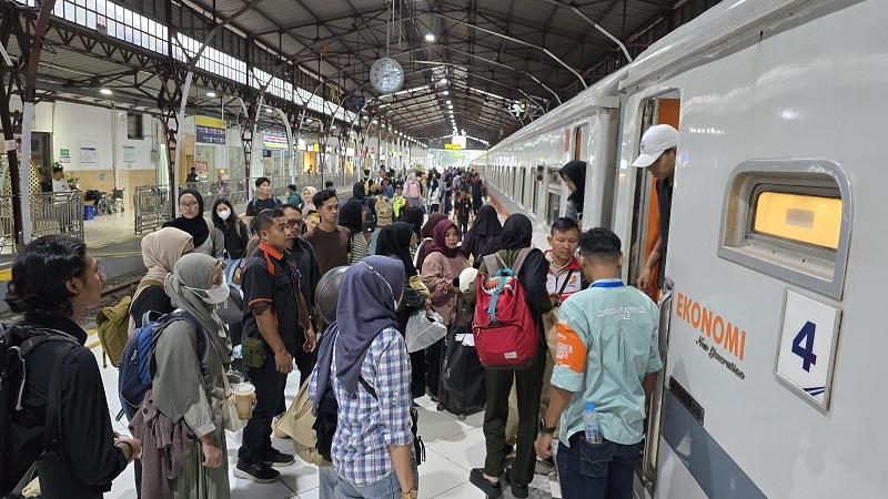 kepadatan-penumpang-di-stasiun-purwokerto-jumat-2832025.jpg