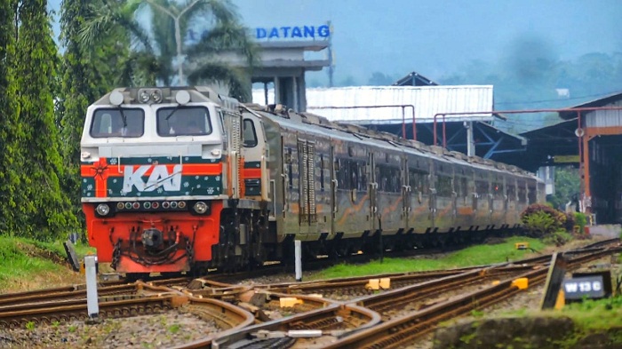 kereta-api-melintas-di-stasiun-daop-5-purwokerto-senin-2222021.jpg