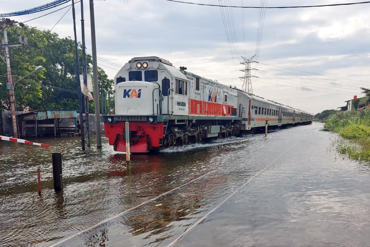 Imbas Banjir Semarang, Hampir 6 Ribu Calon Penumpang Kereta Api Batalkan Tiket Perjalanan