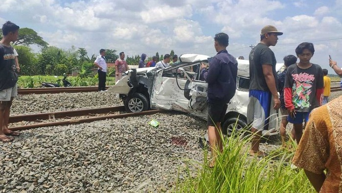 kereta-barang-tabrak-avanza-di-medani-grobogan-tiga-orang-tewas.jpg