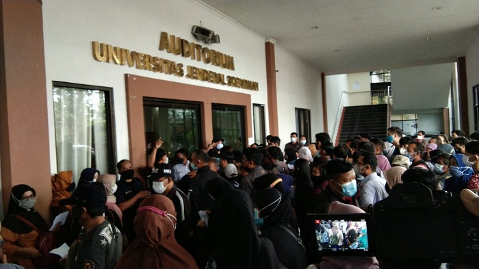 Diserbu Warga, Vaksinasi Covid di Auditorium Unsoed Purwokerto Banyumas Malah Picu Kerumunan