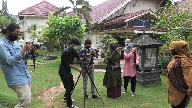 Peringati World Clean Up Day, Ketua TP PKK Banyumas Erna Ajak Warga Pungut Sampah di Sekitar Rumah