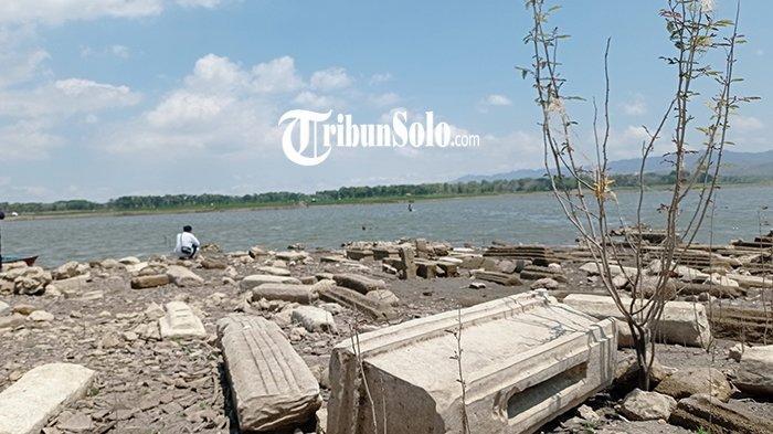 Kijing Kuno Berserakan di Dasar Waduk Gajah Mungkur Wonogiri, Ada yang Ditulis Pakai Aksara Jawa