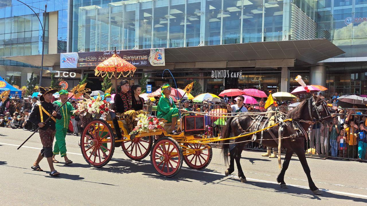 Meriah! Ribuan Warga Antusias Sambut Kirab Pusaka Hari Jadi ke-452 Kabupaten Banyumas