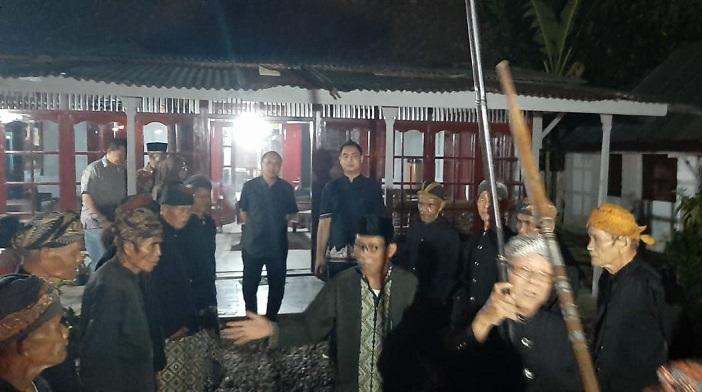 kirab-pusaka-lebaran-di-rawalo-banyumas-sabtu-2242023-malam.jpg